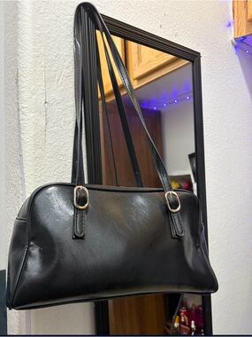 Classic Black Shoulder Bag - Sleek Everyday Style